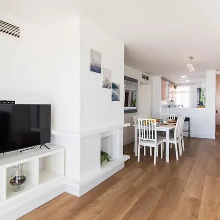 Magic Of The Ocean, Front Line In Playamar-parking, Sea Views, Pool, Tenis, Paddle, Wifi And Aircon Apartamento *